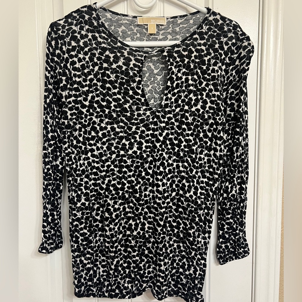 MK black and white casual top